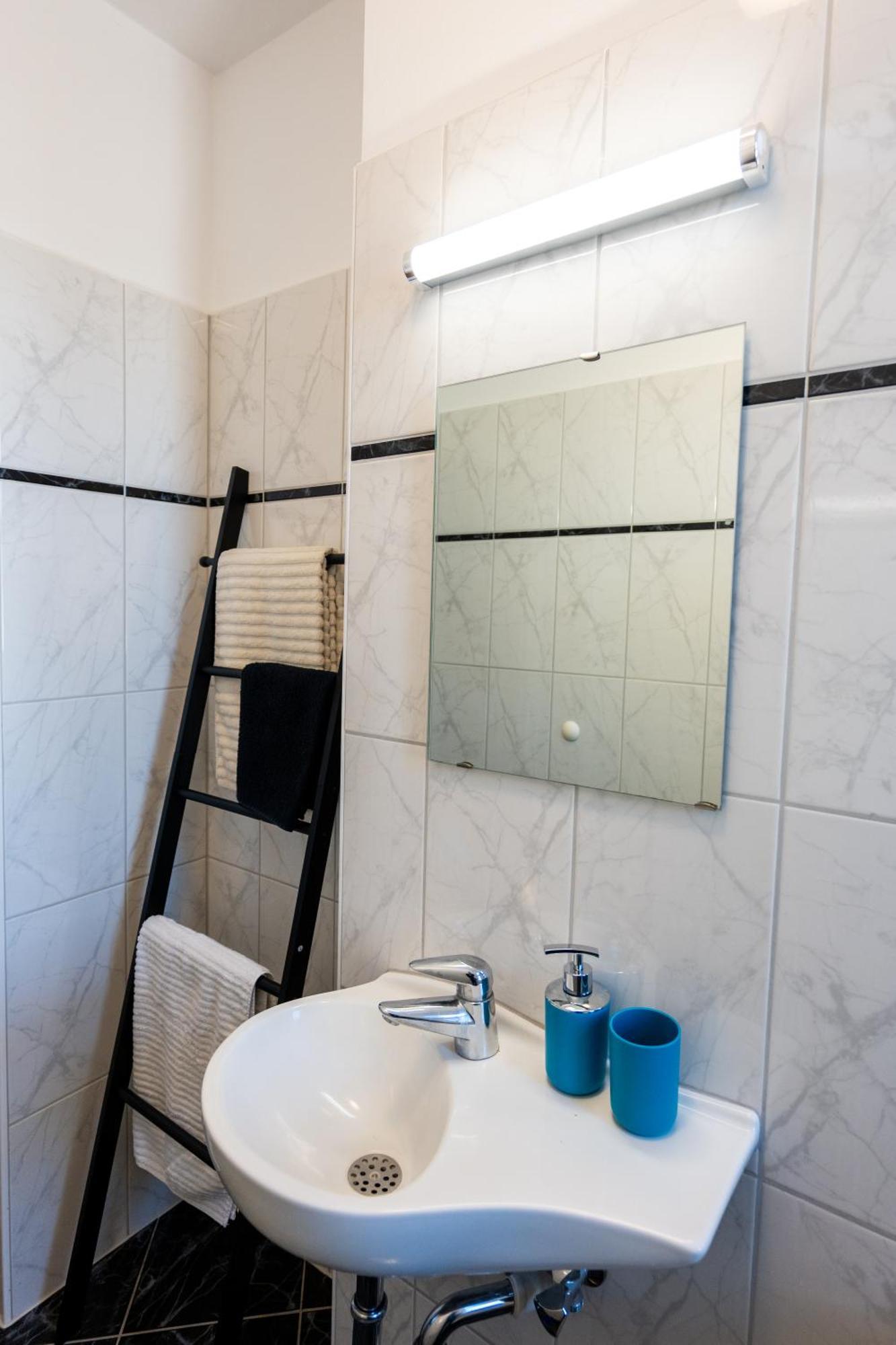 Doppelhaus- Villa Leipzig Schleussig , Moderner Altbau Apartment Dachetage Mit 2 Schlafzimmern Und Separatem Zusatzzimmer , Parkplatz - Balkon - Kamin - Eicheparkett - Arbeitsplatz Εξωτερικό φωτογραφία