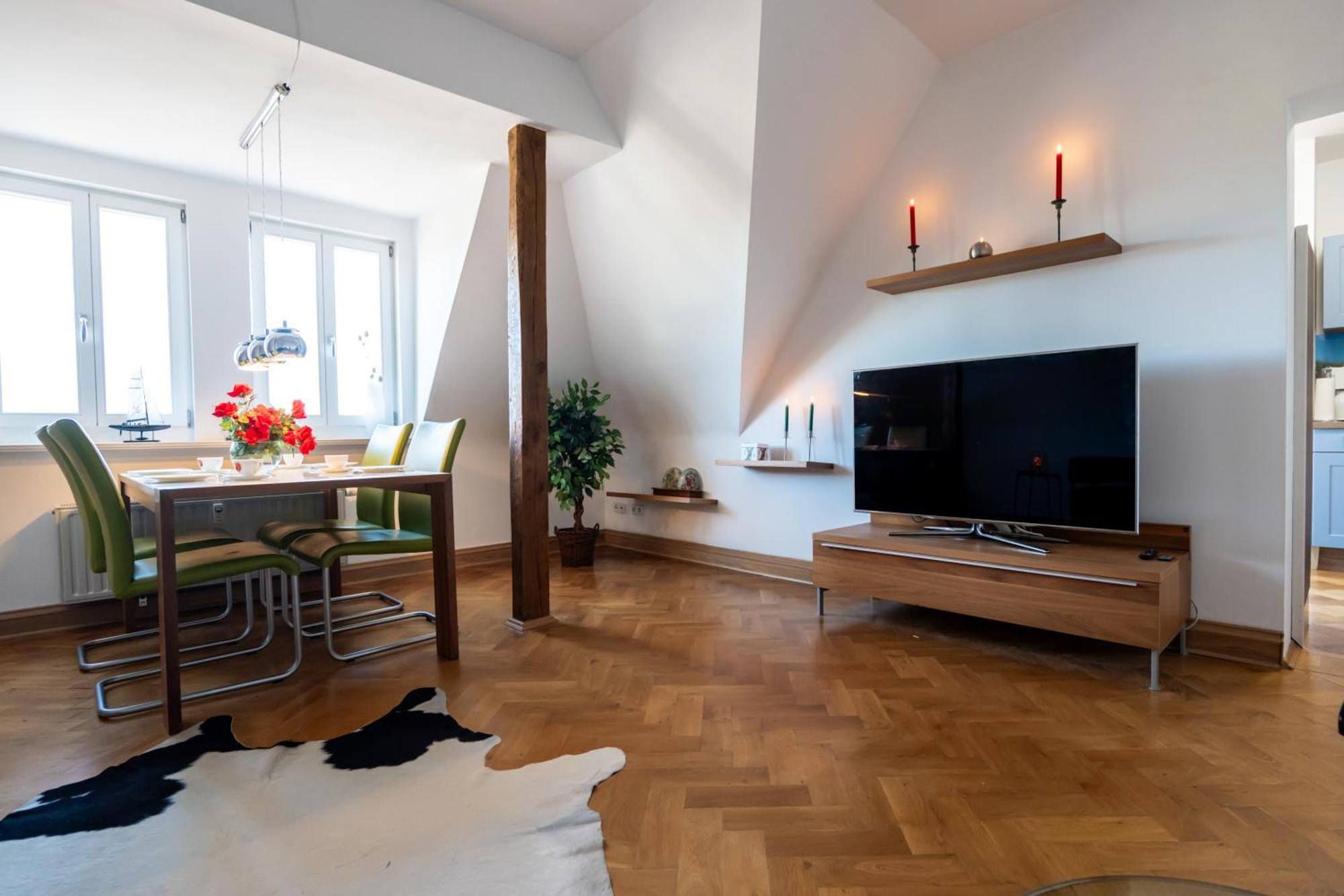 Doppelhaus- Villa Leipzig Schleussig , Moderner Altbau Apartment Dachetage Mit 2 Schlafzimmern Und Separatem Zusatzzimmer , Parkplatz - Balkon - Kamin - Eicheparkett - Arbeitsplatz Εξωτερικό φωτογραφία