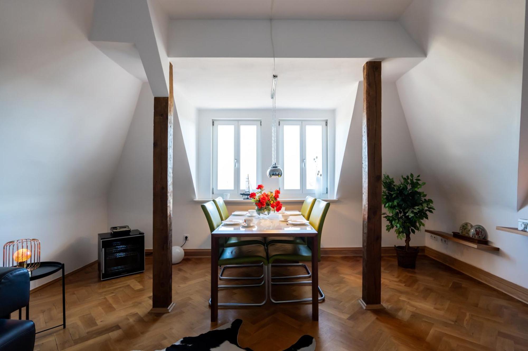 Doppelhaus- Villa Leipzig Schleussig , Moderner Altbau Apartment Dachetage Mit 2 Schlafzimmern Und Separatem Zusatzzimmer , Parkplatz - Balkon - Kamin - Eicheparkett - Arbeitsplatz Εξωτερικό φωτογραφία