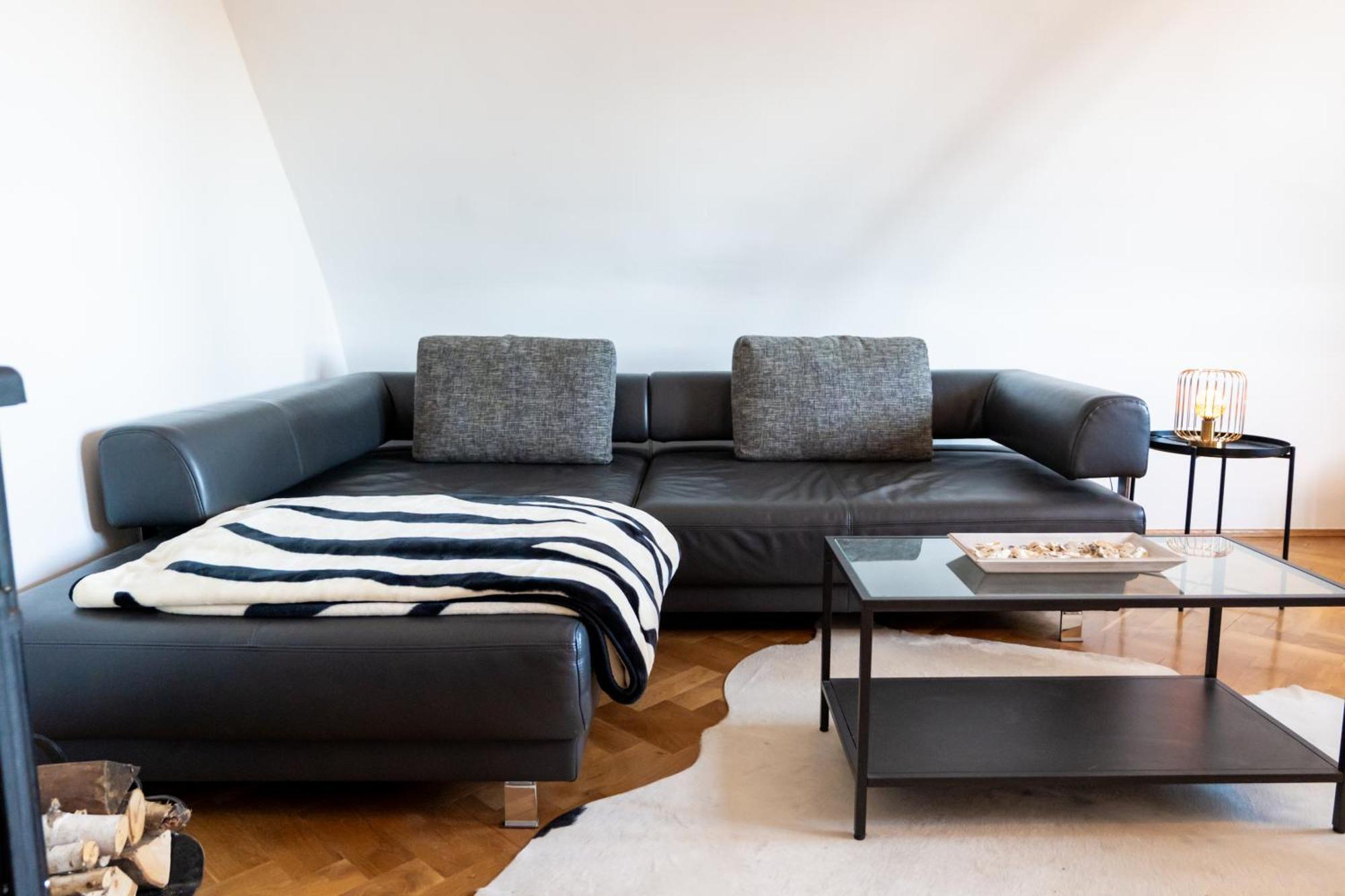 Doppelhaus- Villa Leipzig Schleussig , Moderner Altbau Apartment Dachetage Mit 2 Schlafzimmern Und Separatem Zusatzzimmer , Parkplatz - Balkon - Kamin - Eicheparkett - Arbeitsplatz Εξωτερικό φωτογραφία