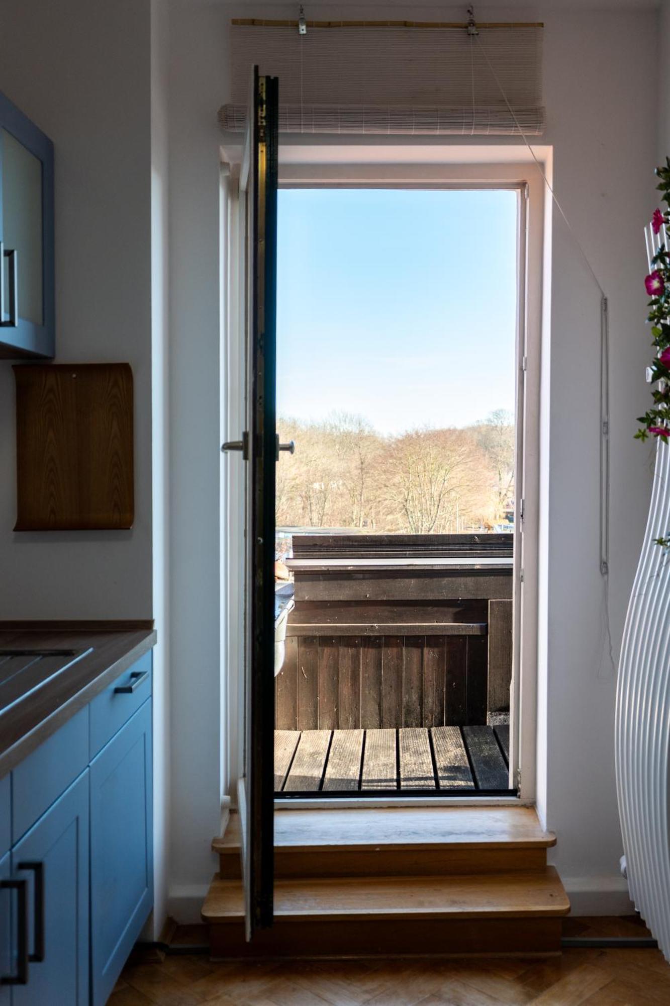 Doppelhaus- Villa Leipzig Schleussig , Moderner Altbau Apartment Dachetage Mit 2 Schlafzimmern Und Separatem Zusatzzimmer , Parkplatz - Balkon - Kamin - Eicheparkett - Arbeitsplatz Εξωτερικό φωτογραφία