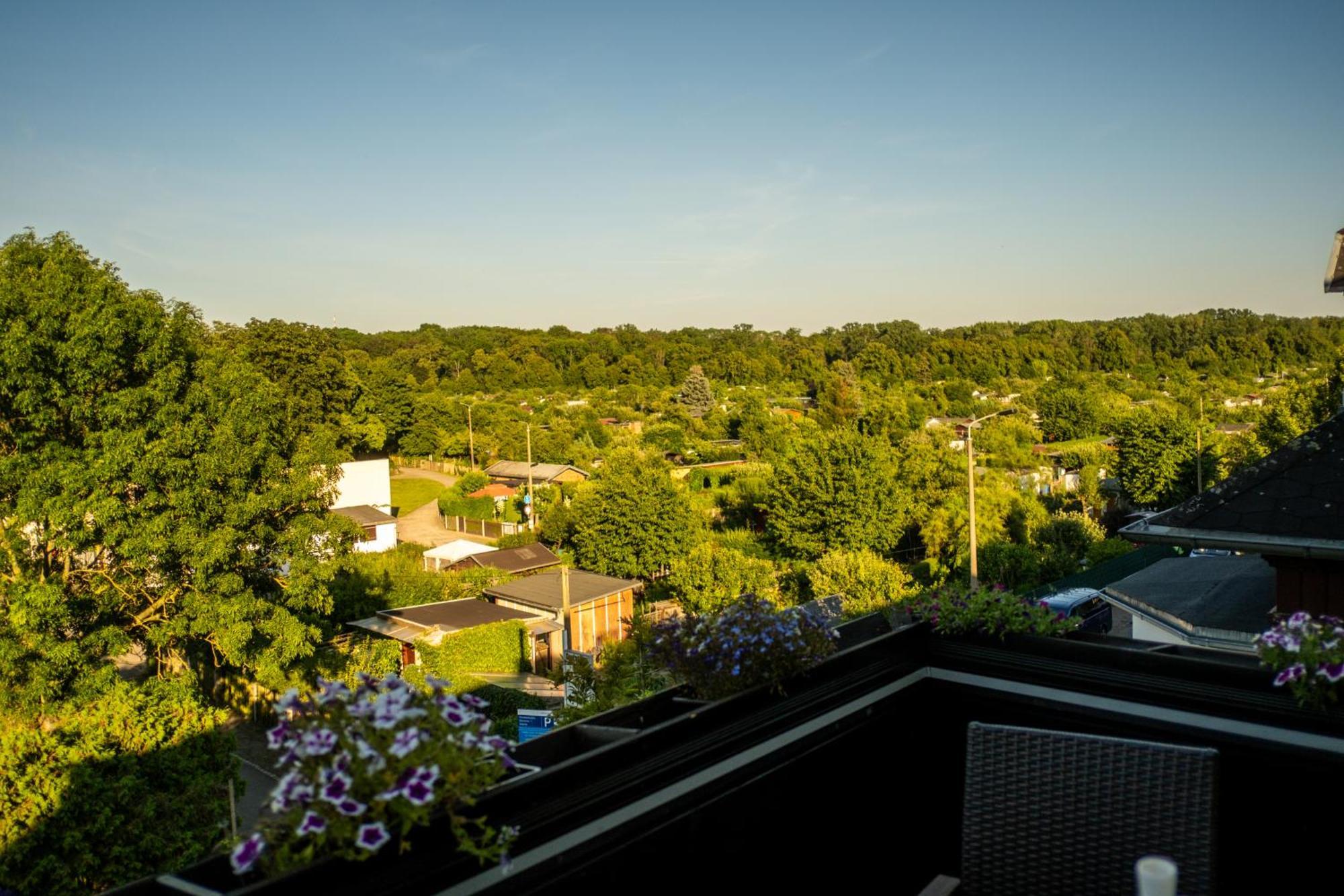 Doppelhaus- Villa Leipzig Schleussig , Moderner Altbau Apartment Dachetage Mit 2 Schlafzimmern Und Separatem Zusatzzimmer , Parkplatz - Balkon - Kamin - Eicheparkett - Arbeitsplatz Εξωτερικό φωτογραφία