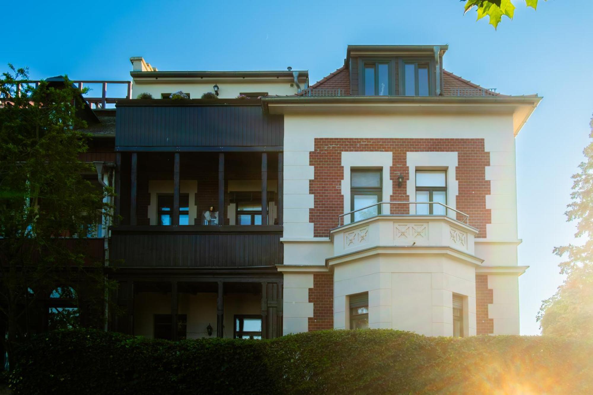 Doppelhaus- Villa Leipzig Schleussig , Moderner Altbau Apartment Dachetage Mit 2 Schlafzimmern Und Separatem Zusatzzimmer , Parkplatz - Balkon - Kamin - Eicheparkett - Arbeitsplatz Εξωτερικό φωτογραφία